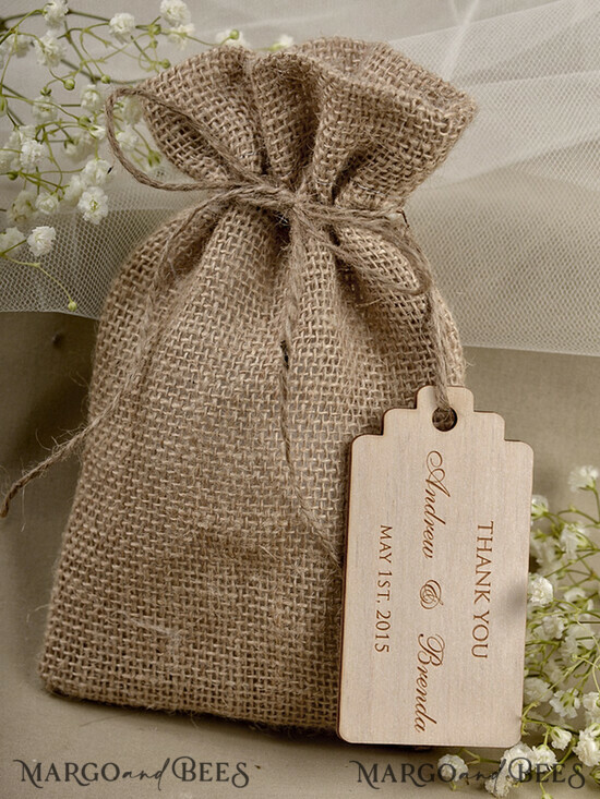 HOCHZEITSGESCHENKE Rustikale Jute-Geschenktüten mit Holzanhängern Hochzeitsgeschenke, rustikale Geschenkbeutel mit Etiketten 05/wtb/bg