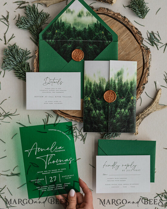 HOCHZEITS EINLADUNGEN Wald / Berge / Waldlandschaft Thema Grüne Acryl-Hochzeitsladung Suite, moderne rustikale Hochzeitseinladungen, klare Plexiglas Suite Hochzeitskarten, grüne Hochzeitseinladungen, nebliger Wald frostige Hochzeitseinladung Suite, Hochzeitsladung mit Kiefern aus Plexiglas. 02/frtPX/z