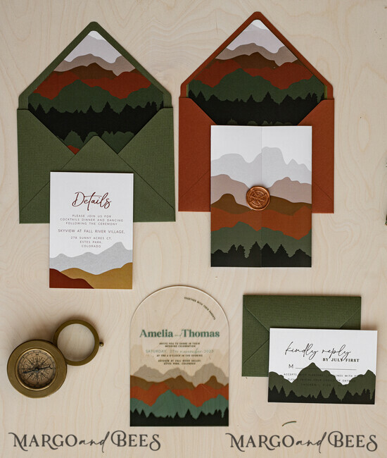 HOCHZEITS EINLADUNGEN Wald / Berge / Waldlandschaft Thema Bergmodernes Bogen-Acryl-Hochzeitseinladung-Set, moderne Arizona-Hochzeitseinladungen, klare Plexiglassuite-Hochzeitskarten, terrakotta Hochzeitseinladungen, Hochzeits-Einladungsset mit Bergen, salbeigrüne Hochzeitseinladung aus Plexiglas. 06/frtPX/z