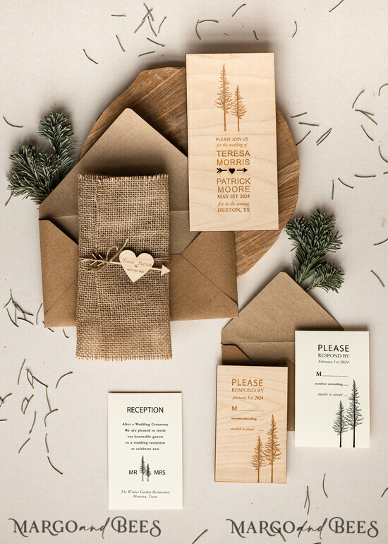 HOCHZEITS EINLADUNGEN Wald / Berge / Waldlandschaft Thema Wald Holz Hochzeits Einladung Suite mit Umschlägen, Moderne Rustikale Hochzeits Einladung, Natürliche Holzeinladungen Suite Hochzeitskarten, Natürliche Hochzeits Einladungen, Kieferwald Frosted Hochzeits Einladung Suite, Kiefernbäume Hochzeits Einladung. 59/Woodcut/z