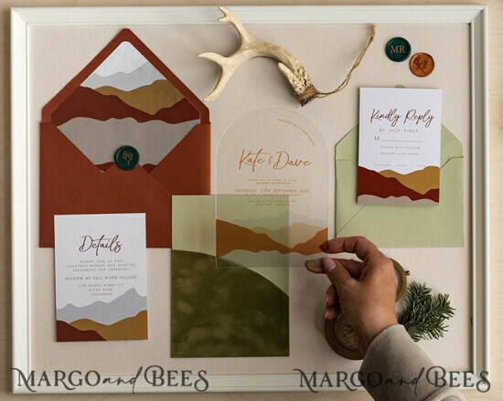 HOCHZEITS EINLADUNGEN Wald / Berge / Waldlandschaft Thema Bergmodernes Bogen-Acryl-Hochzeitsinvitation-Set, moderne Hochzeitskarten aus Arizona, klare Plexiglassuite-Hochzeitskarten, terrakotta Hochzeitskarten, Berghochzeitsinvitation-Set, salbeigrüne Hochzeitskarte aus Plexiglas. 04/frtPX/z