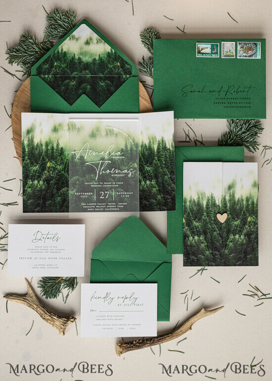HOCHZEITS EINLADUNGEN Wald / Berge / Waldlandschaft Thema Wald Acryl Hochzeits-Einladungset, moderne rustikale Hochzeitskarten, klare Plexiglassuite Hochzeitskarten, grüne Hochzeitseinladungen, neblige Wald-gefüllte Hochzeitseinladungssuite, Hochzeitskarte mit Kiefern aus Plexiglas. 01/frtPX/z