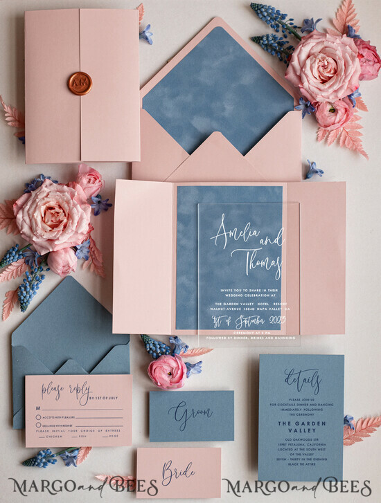 HOCHZEITS EINLADUNGEN Elegante Einladungen Klassische Karten Maßgeschneiderte Acryl Hochzeits Einladungskarten in blush pink, Glamour Velours dasty blue Hochzeits Einladungen, Plexi Velours Hochzeits Einladungssatz, Luxus Eisblau Hochzeitskarten mit Wachssiegel in Kupfer. 05/vellak/z