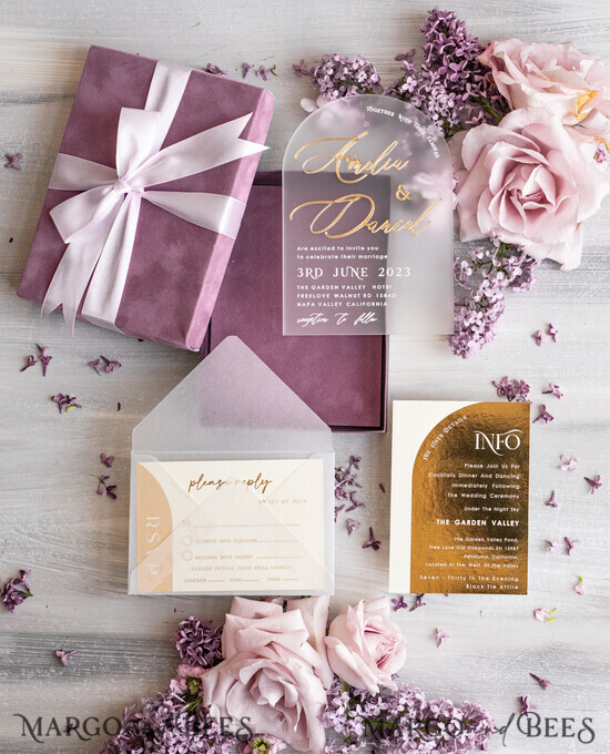 HOCHZEITS EINLADUNGEN Elegante Einladungen Klassische Karten Luxus Mauve Samt Box Hochzeitseinladungen, elegante Acryl Hochzeitseinladungen mit goldener Schleife, glamouröse goldene Hochzeitskarten, handgemachte Hochzeitsstationery. 02/MvelN/z