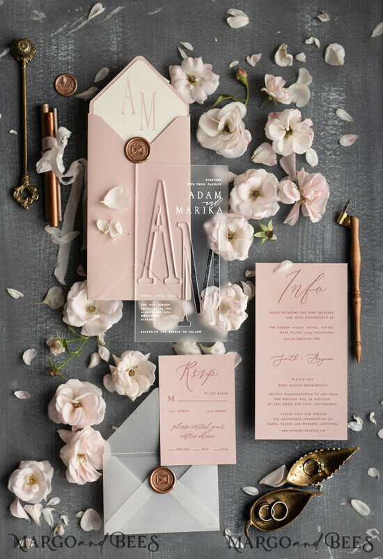 HOCHZEITS EINLADUNGEN Elegante Einladungen Klassische Karten Luxuriöse gefrorene Acryl-Plexi-Hochzeitskarten mit gravierten Initialen, romantische blush-pinke Hochzeitseinladungen, minimalistische Hochzeitseinladungssuite, elegante Vellum-Hochzeitskarten. 08/ACGNM/z
