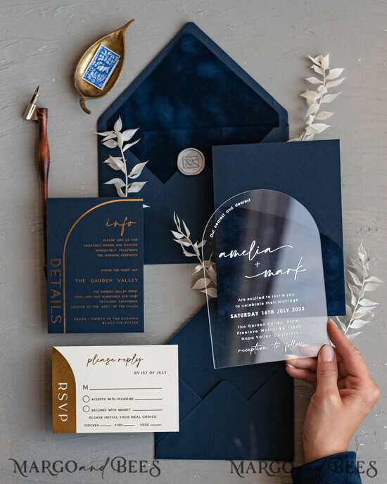 HOCHZEITS EINLADUNGEN Elegante Einladungen Klassische Karten Moderne Arch Acryl Hochzeitskarten, Samtumschlag marineblaue moderne Hochzeitskarten, marineblaue Goldeinladungen, minimalistische Plexi Hochzeitsinvitation Suite 15/ACGNMvel/z