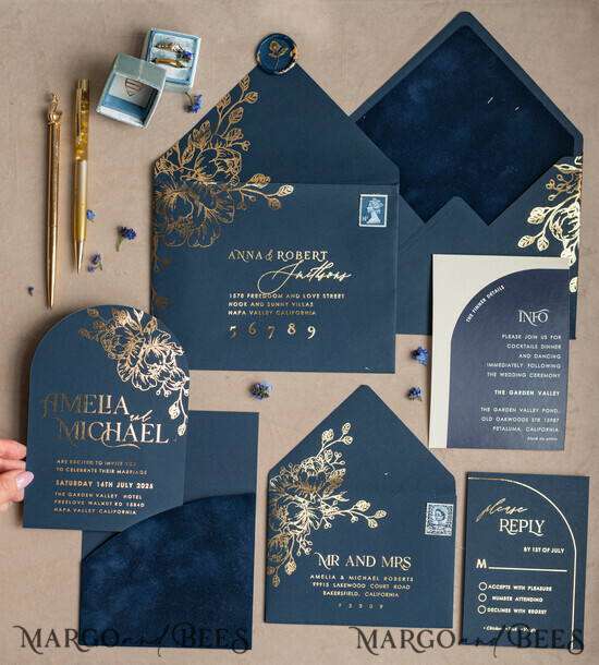 HOCHZEITS EINLADUNGEN Gold / Roségold / Silber / Glitzer Elegante Bogen-Hochzeitseinladungen Marineblau, Samt-Tasche Dunkelblau Gold Moderne Hochzeit, Hochzeitseinladungsset, Bogen-Samt-Taschen Einladungset 04/velGPx/z