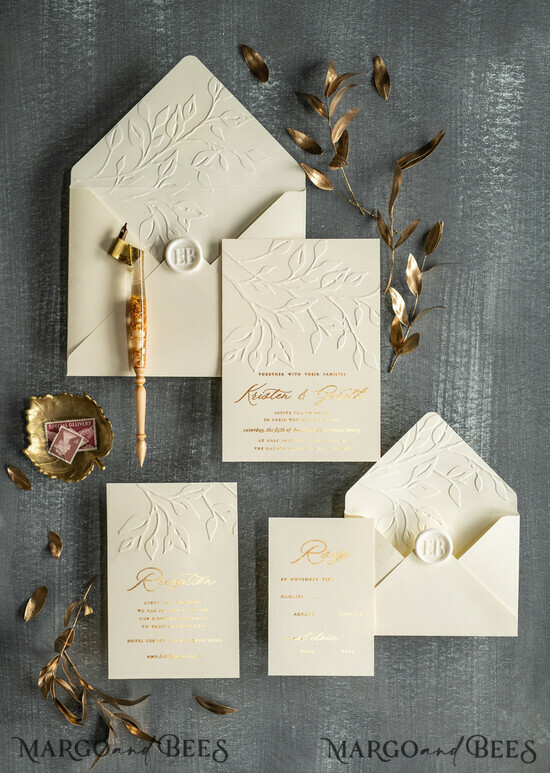 HOCHZEITS EINLADUNGEN Gold / Roségold / Silber / Glitzer Prägung Hochzeitskarten, elegante Hochzeitskarten, luxuriöse Hochzeitskarten, goldene Hochzeitskarten, elfenbeinfarbene Hochzeitskarten, elfenbeinfarbene Einladungen, elfenbeinfarbene Hochzeitskarten, elfenbeinfarbene und goldene Hochzeitskarten, geprägter Zweig, Blatt-Hochzeitskarten, goldene Hochzeitskarten, goldene Hochzeits-Einladungen, Wachssiegel, elegante Hochzeitspapeterie, goldene Hochzeitspapeterie, goldene Hochzeitsaccessoires, elfenbeinfarbene Hochzeit. 1/wln/z