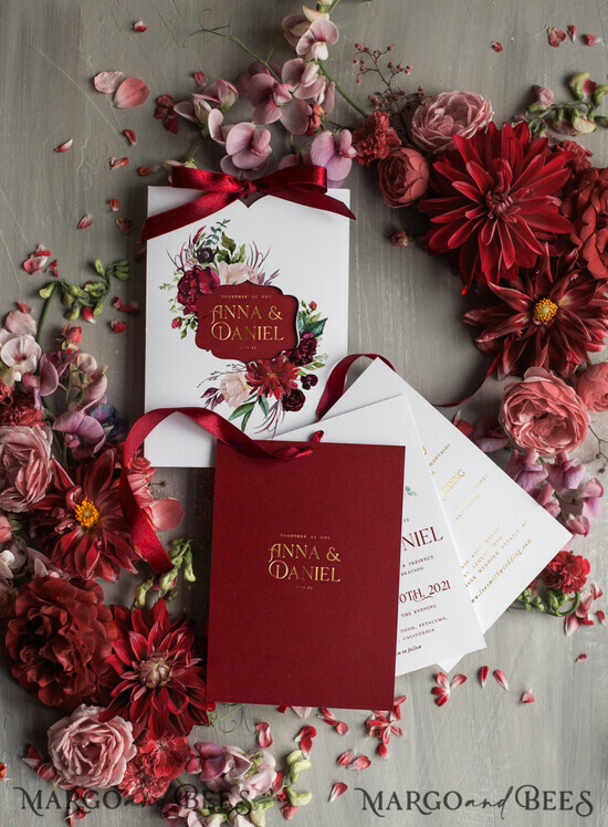HOCHZEITS EINLADUNGEN Gold / Roségold / Silber / Glitzer Romantische rote Hochzeitskarten mit Schleife, glamouröse florale Hochzeitskarten, indische luxuriöse Goldfolien-Hochzeitseinladungen, maßgeschneiderte burgunderfarbene Pocket-Hochzeitseinladungssuite. 01/pocketW/z