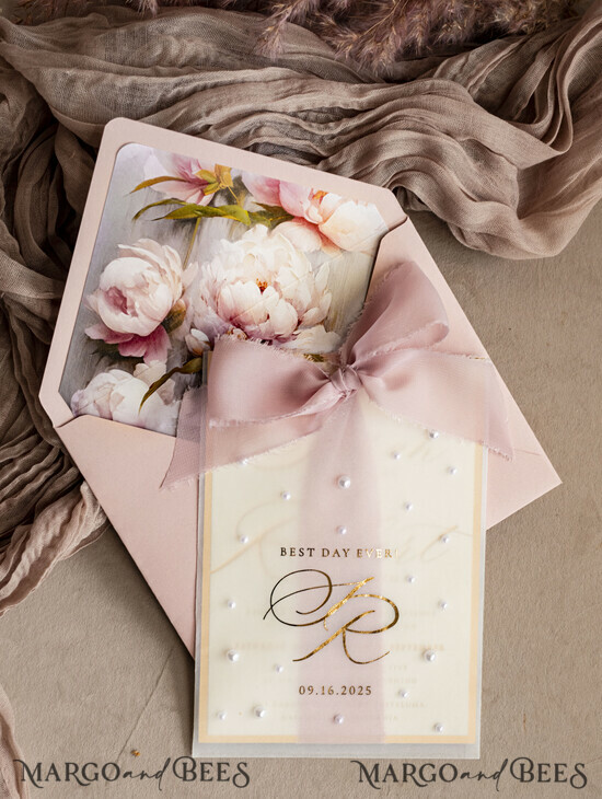 HOCHZEITS EINLADUNGEN Gold / Roségold / Silber / Glitzer Blush Pink Chiffon Schleife mit Perlen maßgeschneiderte elegante Pfingstrose Roségold Hochzeits-Einladung Suite, weiße Perlen goldene Hochzeitskarten, Boho goldene Mappe Hochzeitsstationery, Vellum Etui mit Monogramm. 04/PerE/z