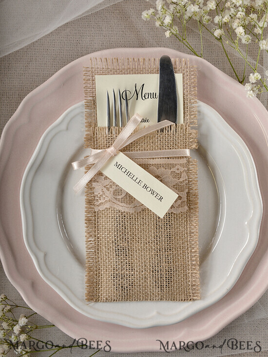 MENÜ & PROGRAMME  
 rustikal Jutesäcke Besteckhalter mit Schleife, rustikale Spitzen- Tischdekoration, Hochzeitstischset, Tischgedeck, Jute Tischdekoration, Hochzeitsrustikales Menü mit Schleife und Etikett. 04/ruw2/m
