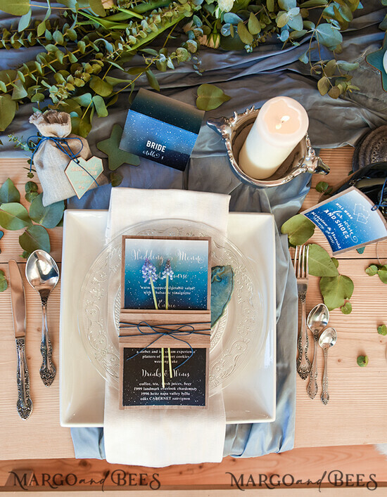 MENÜ & PROGRAMME  
 rustikal Elegantes Royal Navy Hochzeitsmenü, maßgeschneidertes Aquarell-Dinner-Menü, rustikales Winter-Menü mit Holz-Bauchband und Schnur, romantische handgemachte blaue Menükarte. 40/rusticwinter/M