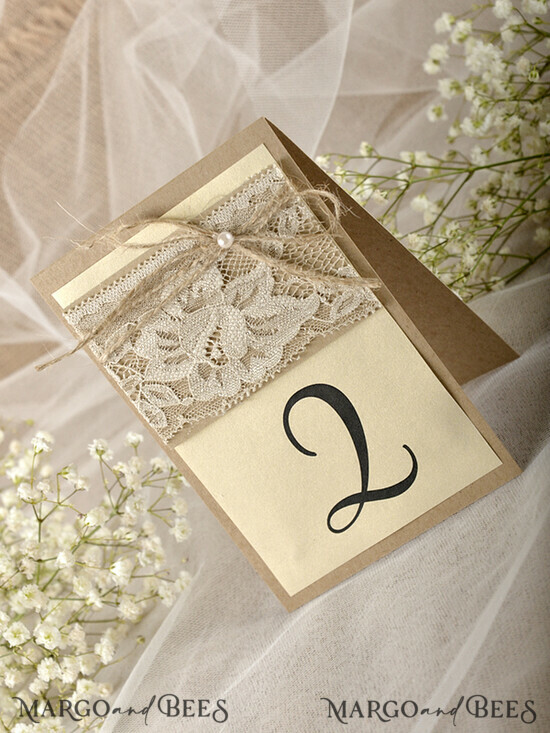 TISCHDEKORATIONSCHILDER   Holz Eco Rustikale Tischnummern Romantische Spitzen-Eco-Braun und Elfenbein Hochzeits-Tischkarten mit Jute-Schnur, maßgeschneiderte ökologische handgefertigte Hochzeitsstationery, einfache natürliche handgemachte rustikale Tischkarten 01/rus/NR