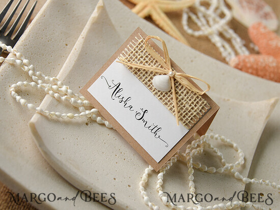 PLATZKARTEN / TISCHKARTEN  
 Strand-/Marin-/Destination Hochzeits Thema Marinebraune und weiße Platzkarte mit Muschel und Raffia-Schnur, elegantes Namensschild für Ihre Hochzeits-Tische, natürliche Jute-Meeres-Thema bearbeitbare Platzkarten. 04/bm/w