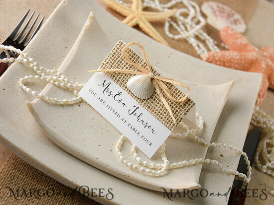 PLATZKARTEN / TISCHKARTEN  
 Strand-/Marin-/Destination Hochzeits Thema Marineweiße Platzkarten mit Muschel und Raffiaschnur, elegante Namensschilder für Ihre Hochzeitstische, editierbarer Text, natürliche Jute-Seewedding-Eskortkarten. 06/bm/w