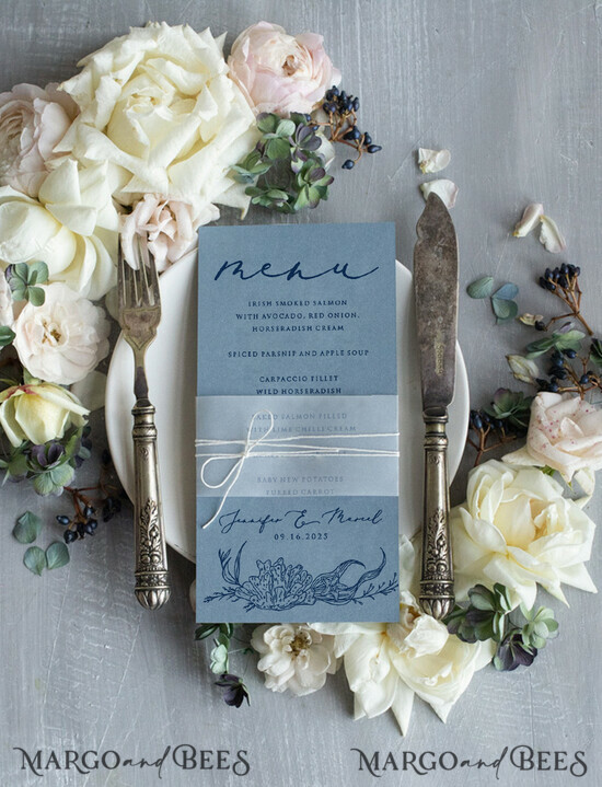 MENÜ & PROGRAMME  
 Strand Strandstaubiger blauer Hochzeitsmenü, Vellum-Bauchband-Menükarte mit weißem Garn, luxuriöse Hochzeitsmenükarten, einzigartiges Meereshochzeitsmenü, zartes blaues Hochzeitsmenü 1/seak/m