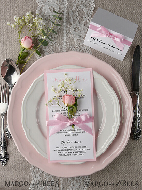 MENÜ & PROGRAMME  
 rustikal und Spitze Romantisches Blush-Pink Hochzeitsmenü mit Schleife, glamouröses minimalistisches Abendmenü mit Schleife, elegantes einfaches Partytischmenü, modernes weißes und pinkes Hochzeitsmenükarte. 03/ruw/M