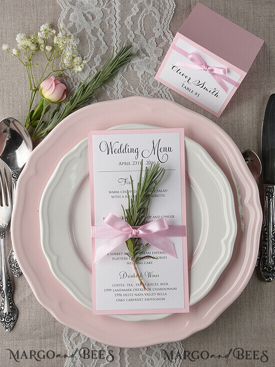MENÜ & PROGRAMME  
 rustikal und Spitze Romantisches handgemachtes Hochzeitsmenü in Blush-Rosa, glamouröses minimalistisches Abendmenü mit Schleife, elegantes einfaches Partytischmenü, modernes Hochzeitsmenükarte in Weiß und Rosa. 04/ruw/M