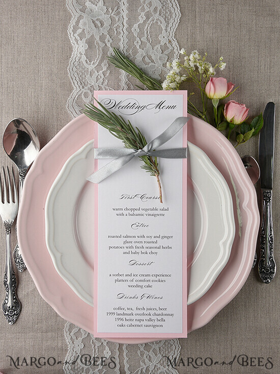 MENÜ & PROGRAMME  
 rustikal und Spitze Romantisches Hochzeitsmenü mit grauem Band, vintage personalisierte Menükarten, hellgraues und zartrosa Shabby Chic Hochzeitsmenü, elegante handgefertigte Hochzeitsmenükarte. 08/ruw/M