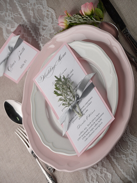 MENÜ & PROGRAMME  
 rustikal und Spitze Romantisches Hochzeitsmenü mit grauem Band, Vintage personalisierte Menükarten, hellgraues und blushpink Shabby Chic Hochzeitsmenü, handgemachtes weißes & pinkes Hochzeitsmenü. 13/ruw/M
