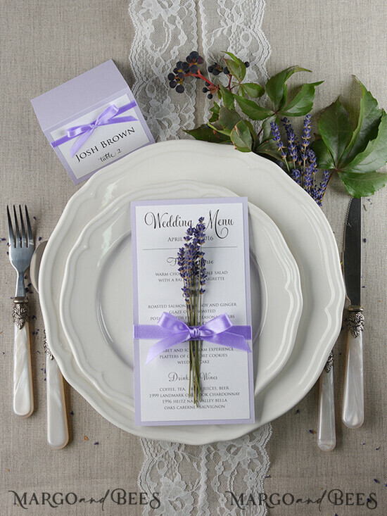 MENÜ & PROGRAMME  
 rustikal und Spitze Zartes handgemachtes Flieder-Hochzeitsmenü, elegante Hochzeitsmenüs mit Lavendel, minimalistische schicke lila Hochzeitsmenükarten, moderne minimalistische Dinnerkarte für die Hochzeit. 14/ruw/M