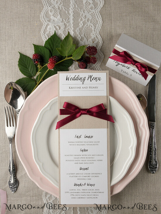 MENÜ & PROGRAMME  
 rustikal und Spitze Minimalistisches weißes und braunes Hochzeitsmenü, einzigartiges ästhetisches Empfangs-Dinner-Menü, einfaches romantisches Menü mit burgunderfarbenem Band, elegante handgefertigte Hochzeitsmenükarten. 28/ruw/M