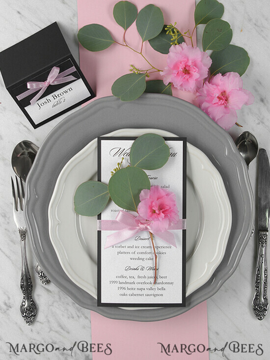 MENÜ & PROGRAMME  
 rustikal und Spitze Minimalistisches schwarzes Hochzeitsmenü, ästhetisches Empfangs-Dinner-Menü, romantisches Menü mit rosa Schleife, elegantes schwarzes Hochzeitsmenü, einzigartiges modernes Schwarz-Weiß-Menü 29/ruw/M