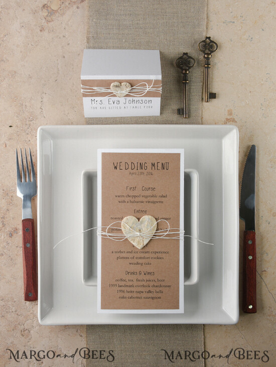 MENÜ & PROGRAMME  
 rustikal und Spitze Rustikales Hochzeitsmenü, Scheunenhochzeits-Dinner-Menü, ökologisch romantische personalisierte Karten mit Holzherz und Schnur, Kraft-Hochzeitsmenü, einfaches rustikales Hochzeitsmenü, elegantes ökologisches braunes Hochzeitsmenükarten. 32/rus/M