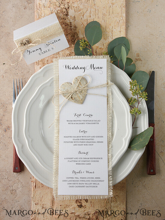 MENÜ & PROGRAMME  
 rustikal und Spitze Minimalistische weiße Hochzeitsmenüs, elegante rustikale Hochzeitsmenükarten, ästhetisches Hochzeitsdinner-Menü mit Holzherz, modernes Hochzeitsmenü, zartes klassisches Hochzeitsmenü. 38/rus/M