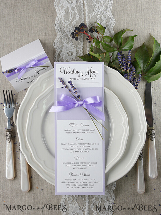 MENÜ & PROGRAMME  
 rustikal und Spitze Zartes Flieder-Hochzeitsmenü, elegante Hochzeitsmenüs mit Lavendel, minimalistische lilafarbene Hochzeitsmenükarten, moderne Dinnerkarte für die Hochzeit. 42/ruw/M