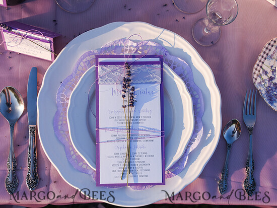 MENÜ & PROGRAMME  
 rustikal und Spitze Lila Hochzeitsmenü mit Spitze, elegantes Hochzeitsdinner-Menü, romantische personalisierte Karten mit Schnur, einfaches rustikales Spitzen-Hochzeitsmenü, Boho minimalistisches Hochzeitsmenü. 51/ruw/M