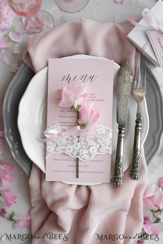 MENÜ & PROGRAMME  
 rustikal und Spitze Romantisches Blush-Pink Hochzeitsmenü mit Band, personalisierte Menü-Karten aus Vintage-Spitze, Shabby Chic Hochzeitsmenü mit floralem Motiv, minimalistische Hochzeitskarten 3/LACEE/M