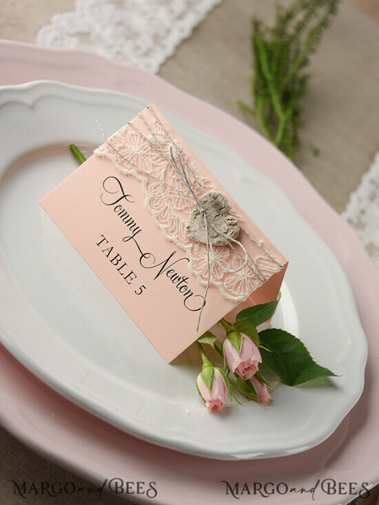 PLATZKARTEN / TISCHKARTEN  
 rustikal und Spitze Romantische Ecru-Spitzen-Hochzeitsplatzkarten, Blush-Pink-Nametags mit natürlicher Schnur und Holzherz, elegante Hochzeitsstationery, rustikale Escortkarten, bearbeitbarer Text. 00/rus/w