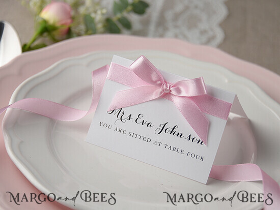 PLATZKARTEN / TISCHKARTEN  
 rustikal und Spitze Romantische weiße minimalistische Hochzeitstischkarten mit rosa Band, moderne elegante botanische Platzkarten, glamouröse Tischkarten, wunderschöne florale Hochzeit Namensschilder. 03/ruw/w