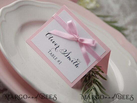 PLATZKARTEN / TISCHKARTEN  
 rustikal und Spitze Romantische weiße minimalistische Hochzeitstischplatzkarten mit pinkem Band, moderne elegante botanische Platzkarte, glamouröse Tischkarten, wunderschöne florale Hochzeitsnamensschilder. 04/ruw/w