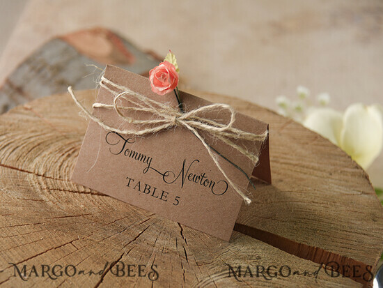 PLATZKARTEN / TISCHKARTEN  
 rustikal und Spitze Rustikale Eco Braune Hochzeitsplatzkarten, Zarte Hochzeitsnamensschilder mit Weißer Rosen-Dekoration, Juteschnur und Rosen-Dekoration, Einzigartige Eco Hochzeitsstationery, Bearbeitbarer Text 07/rus/w