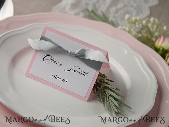 PLATZKARTEN / TISCHKARTEN  
 rustikal und Spitze Romantische weiße minimalistische Hochzeitsplatzkarten mit grauem Band, moderne elegante botanische Platzkarte, glamouröse Tischkarten, rosa rustikale Hochzeitsnamensschilder. 08/ruw/w