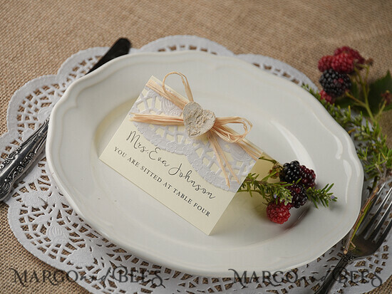PLATZKARTEN / TISCHKARTEN  
 rustikal und Spitze Romantische Ecru Spitzen-Hochzeitsplatzkarten, Blassrosa Namensschilder mit Raffia-Band und Holzherz, elegante Hochzeitsstationery, rustikale Begleitkarten, bearbeitbarer Text 09/rus/w