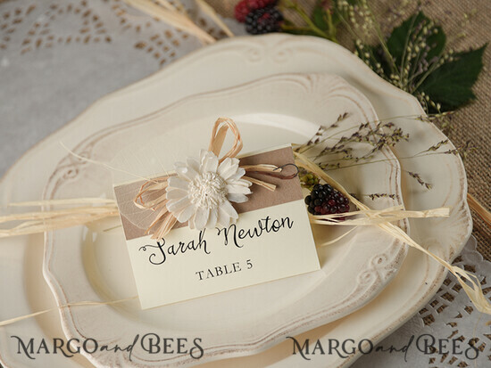 PLATZKARTEN / TISCHKARTEN  
 rustikal und Spitze Elegante eco-braune Hochzeitsplatzkarten mit Blumendekor, elfenbeinfarbene Hochzeitsnamensschilder mit Raffia-Schnur, rustikale Hochzeitsstationery, editierbarer Text, Hochzeitsbeschilderung 11/rus/w