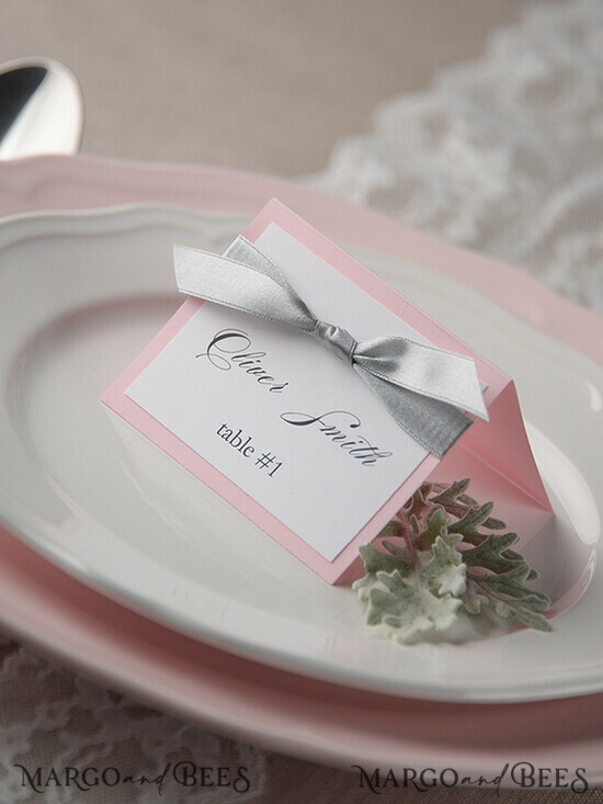 PLATZKARTEN / TISCHKARTEN  
 rustikal und Spitze Romantische rosa Hochzeitsplatzkarten, Blush-Pink Namensschilder mit grauem Schleifenband, elegante Hochzeitsstationär, rustikale Empfangskarten, bearbeitbarer Text, Hochzeitsbeschilderung. 13/ruw/w