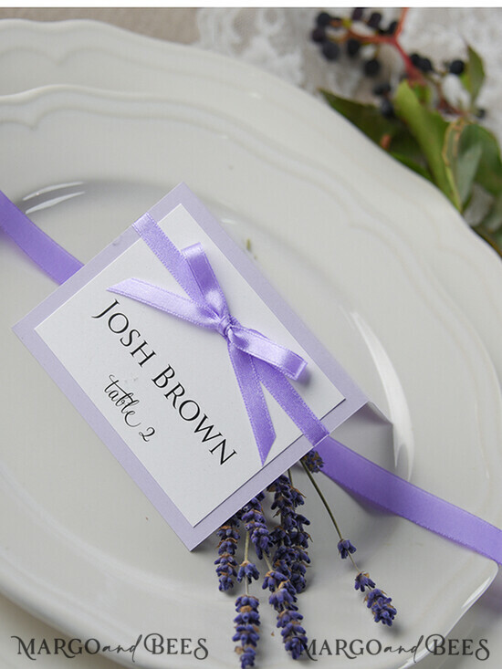 PLATZKARTEN / TISCHKARTEN  
 rustikal und Spitze Romantische Lavendel-Hochzeitsplatzkarten, Flieder-Namensschilder, Lavendelband-Schleife, elegante Hochzeitsstationery, rustikale Begleitkarten, bearbeitbarer Text, Hochzeitsschilder 14/ruw/w