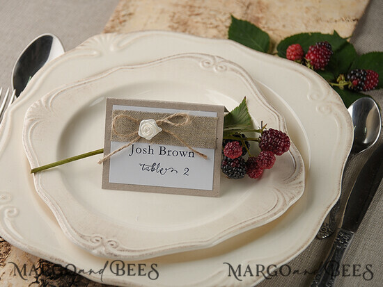 PLATZKARTEN / TISCHKARTEN  
 rustikal und Spitze Elegante Eco-Braune Hochzeitsplatzkarten mit weißen Rosen, elfenbeinfarbene Hochzeitstags mit braunem Jute-Band und getrocknetem Blatt, rustikale Hochzeitsstationery, bearbeitbarer Text 16/rus/w