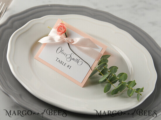 PLATZKARTEN / TISCHKARTEN  
 rustikal und Spitze Romantische rosa Schleifen-Hochzeitsplatzkarten, Blush-Rosa Namensschilder mit hellrosa Schleife, elegante Hochzeitsstationery, rustikale Empfangskarten, editierbarer Text 18/ruw/w