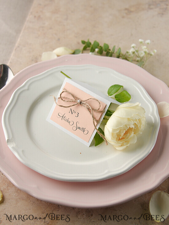 PLATZKARTEN / TISCHKARTEN  
 rustikal und Spitze Rustikale Eco Rosa Hochzeitsplatzkarten, zarte Hochzeitsnamensschilder mit Jute-Schnur-Dekor, einzigartige romantische rustikale Hochzeitsstationery, editierbarer Text, individuelle Karten. 19/rus/w