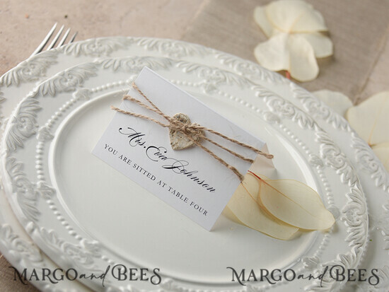PLATZKARTEN / TISCHKARTEN  
 rustikal und Spitze Elegante eco-freundliche weiße Hochzeitsplatzkarten mit Holzherz, weiße Hochzeitsnamensschilder mit Jute-Schnur und Birkenherz, rustikale Hochzeitsstationery, editierbarer Text. 20/rus/w