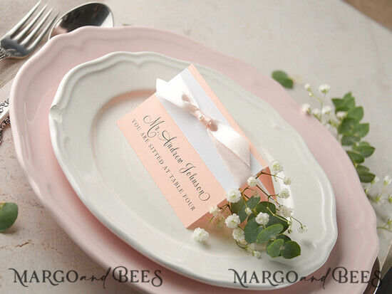 PLATZKARTEN / TISCHKARTEN  
 rustikal und Spitze Romantische rosa Schleifen-Hochzeitsplatzkarten, zarte rosa Namensschilder mit hellrosa Schleifen, elegante Hochzeitsstationery, rustikale Begleitkarten, bearbeitbarer Text. 24/ruw/w