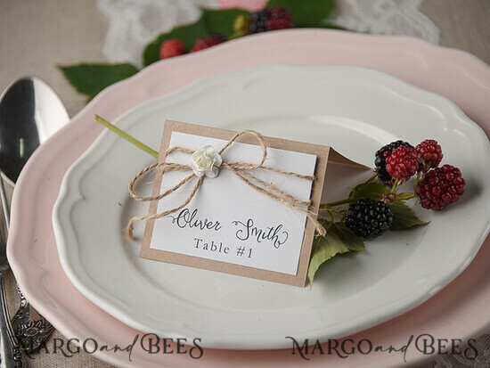 PLATZKARTEN / TISCHKARTEN  
 rustikal und Spitze Elegante Eco-Braune Hochzeitsplatzkarten mit weißer Rosendekoration, rustikale Hochzeitsnamensschilder mit braunem Jute-Band, rustikale Hochzeitsstationery, editierbarer Text. 25/rus/w