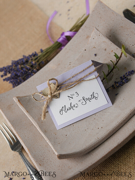 PLATZKARTEN / TISCHKARTEN  
 rustikal und Spitze Romantische Lavendel-Hochzeits-Platzkarten, Flieder-Name Tags mit Juteschnur und Holzherz, elegante Hochzeitsstationery, rustikale Tischkarten, editierbarer Text 39/rus/w