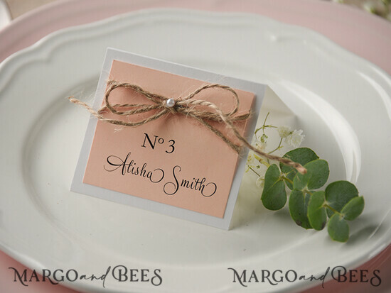 PLATZKARTEN / TISCHKARTEN  
 rustikal und Spitze Rustikale Eco Pink Hochzeitsplatzkarten, zarte Hochzeitsnamensschilder mit Jute-Deko, einzigartige romantische rustikale Hochzeitsstationery, bearbeitbarer Text, individuelle Karten. 58/rus/w