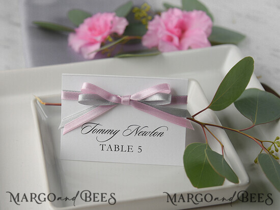 PLATZKARTEN / TISCHKARTEN  
 rustikal und Spitze Romantische weiße minimalistische Hochzeitstischkarten mit rosa und grauem Band, moderne rustikale Platzkarten, Glamour-Tischkarten, Hochzeitsnamensschild, bearbeitbarer Text 60/ruw/w